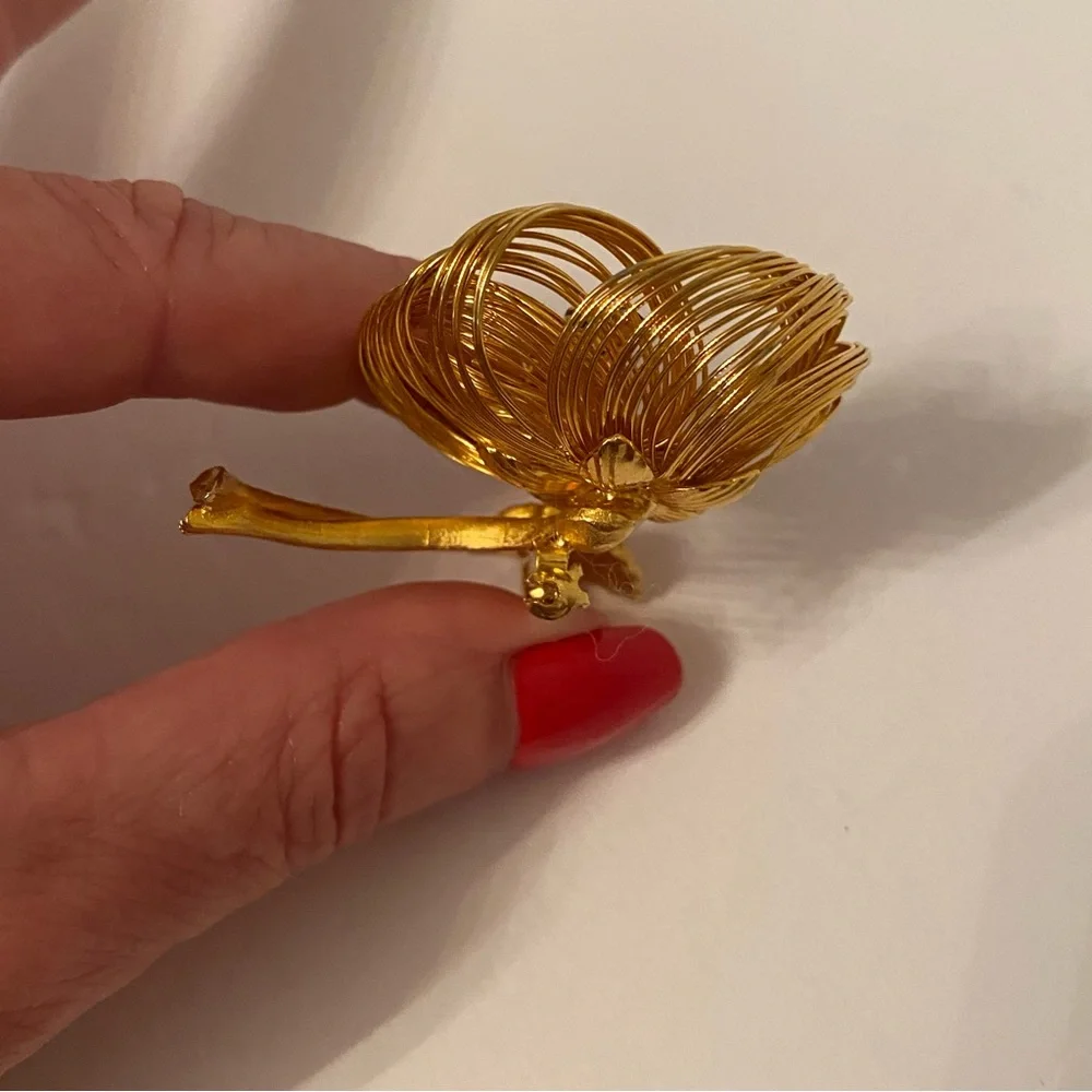 VINTAGE BROOCH GOLD TONE WIRE WRAPPED FLOWER COLORED RHINESTONE CENTER
